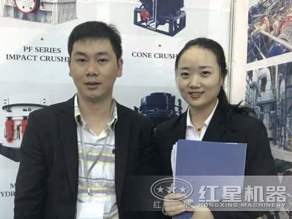 王老板與銷售經理合影 王老板與銷售經理合影