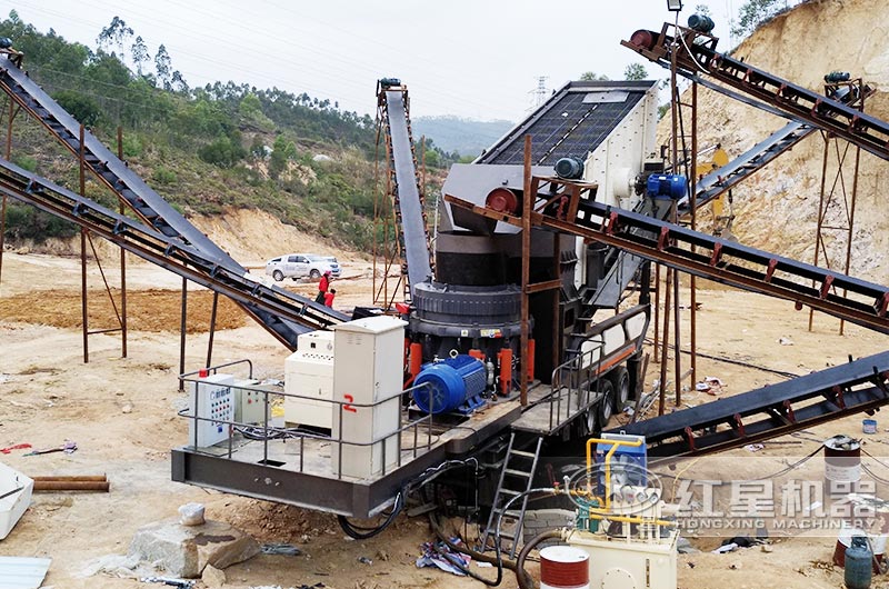 時產(chǎn)200-300噸青石移動磕石子機工作現(xiàn)場 時產(chǎn)200-300噸青石移動磕石子機工作現(xiàn)場