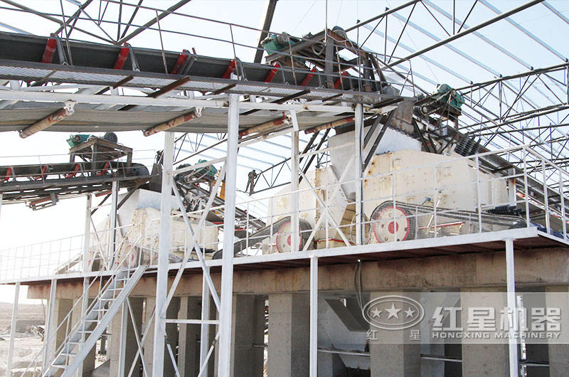 河北時產(chǎn)700噸二段破碎生產(chǎn)線現(xiàn)場:反擊破 河北時產(chǎn)700噸二段破碎生產(chǎn)線現(xiàn)場:反擊破