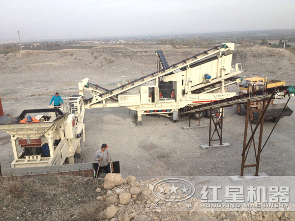 一小時150噸河卵石移動破碎機多機組合作業 一小時150噸河卵石移動破碎機多機組合作業