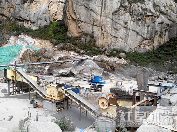 硅礦破碎制砂生產(chǎn)線現(xiàn)場 硅礦破碎制砂生產(chǎn)線現(xiàn)場