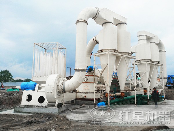 珍珠巖雷蒙磨粉機生產(chǎn)現(xiàn)場 珍珠巖雷蒙磨粉機生產(chǎn)現(xiàn)場