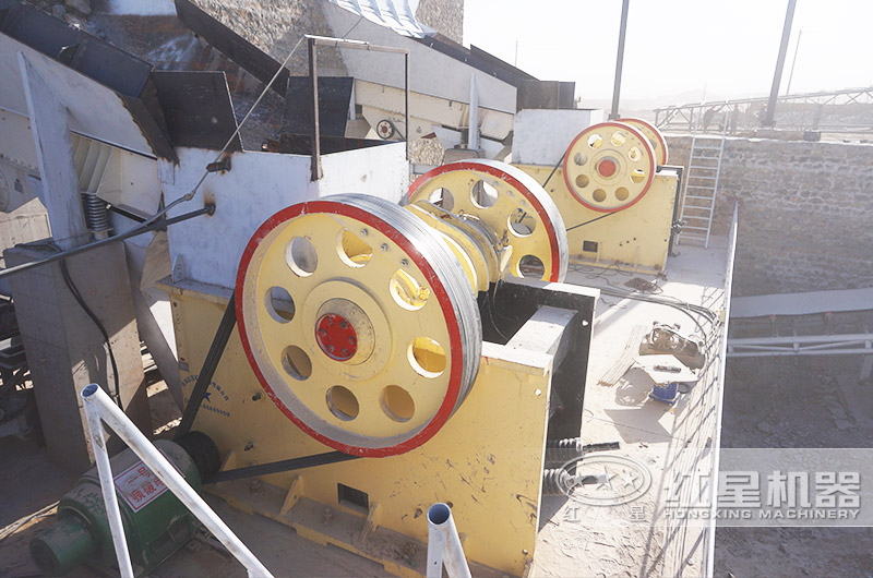 時(shí)產(chǎn)300-500t石英砂制砂現(xiàn)場(chǎng) 時(shí)產(chǎn)300-500t石英砂制砂現(xiàn)場(chǎng)