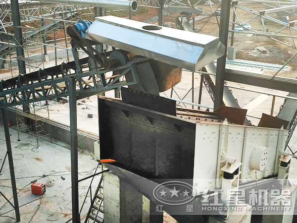 湖南某豆石破碎加工現場：帶振動篩、輸送帶