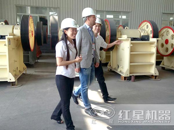 銻礦顎式破碎機(jī)客戶參觀車間 銻礦顎式破碎機(jī)客戶參觀車間