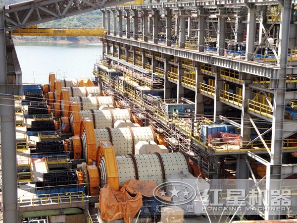 選鉬礦工作現(xiàn)場:球磨機部分 選鉬礦工作現(xiàn)場:球磨機部分