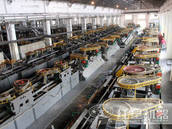 選鉬礦工作現(xiàn)場:浮選機部分 選鉬礦工作現(xiàn)場:浮選機部分