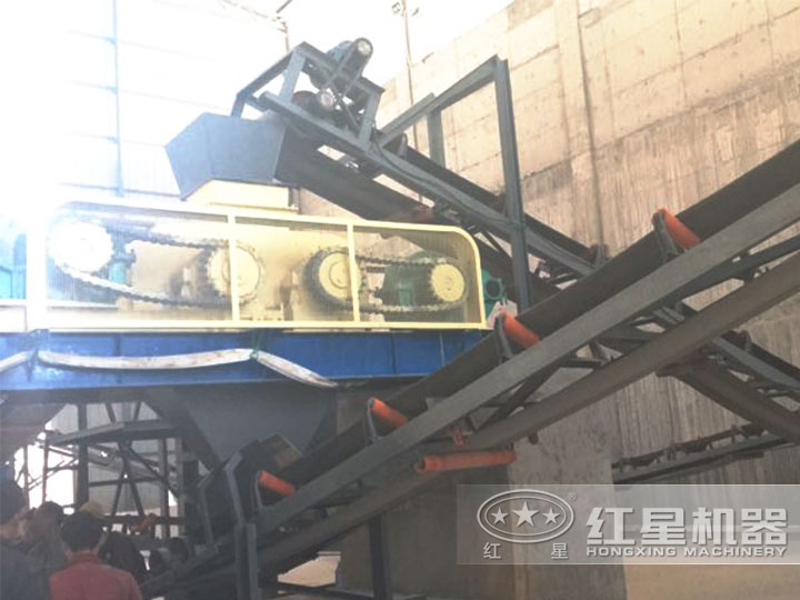 對輥式碎石機作業(yè)現(xiàn)場 對輥式碎石機作業(yè)現(xiàn)場