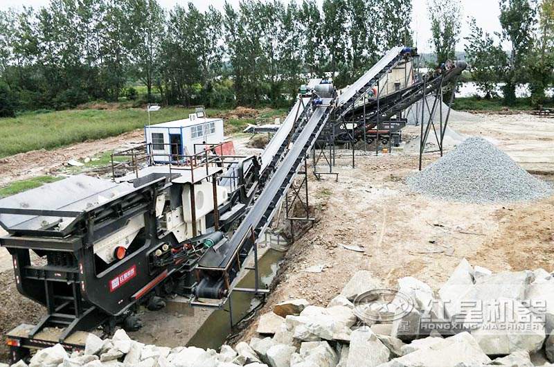 時(shí)產(chǎn)200噸移動磕石機(jī)生產(chǎn)現(xiàn)場 時(shí)產(chǎn)200噸移動磕石機(jī)生產(chǎn)現(xiàn)場