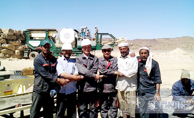 移動(dòng)碎石機(jī)在沙特阿拉伯現(xiàn)場與用戶合影 移動(dòng)碎石機(jī)在沙特阿拉伯現(xiàn)場與用戶合影