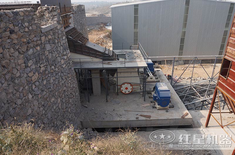 時產200-300噸重錘式破碎機作業現場 時產200-300噸重錘式破碎機作業現場