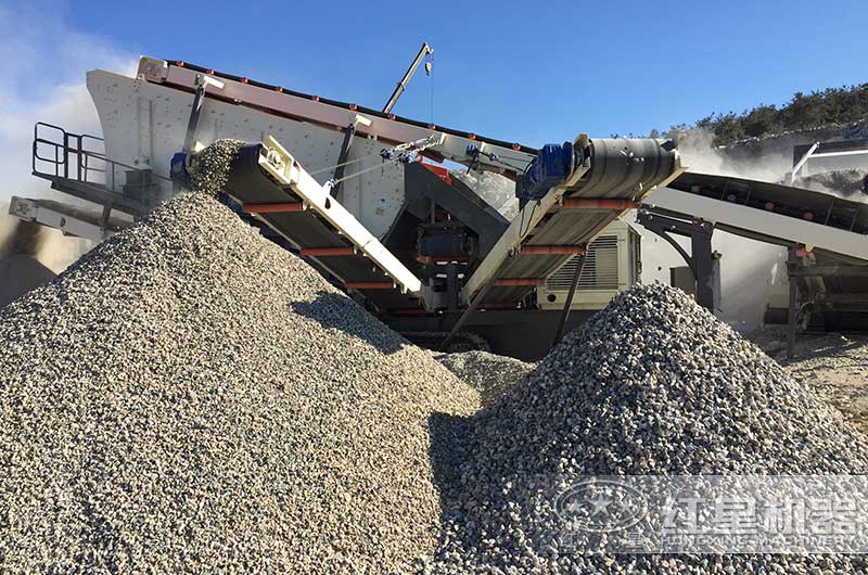 移動履帶一體式破碎機正在作業 移動履帶一體式破碎機正在作業