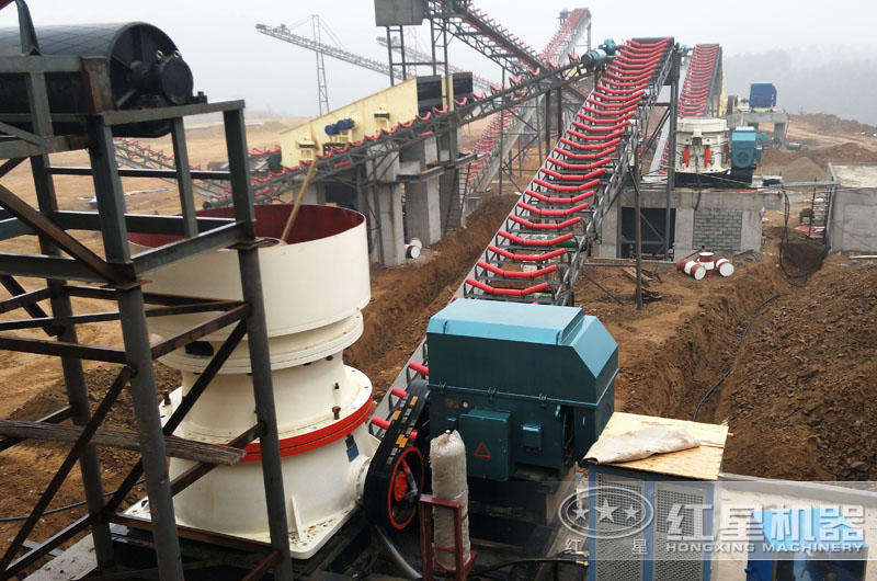 每天破碎5000噸石料生產現場 每天破碎5000噸石料生產現場