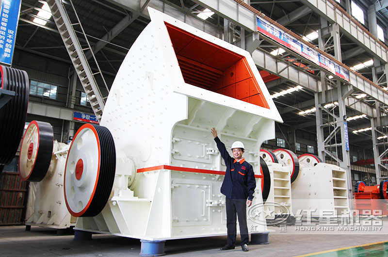 大型重錘式碎石機(jī)圖片 大型重錘式碎石機(jī)圖片