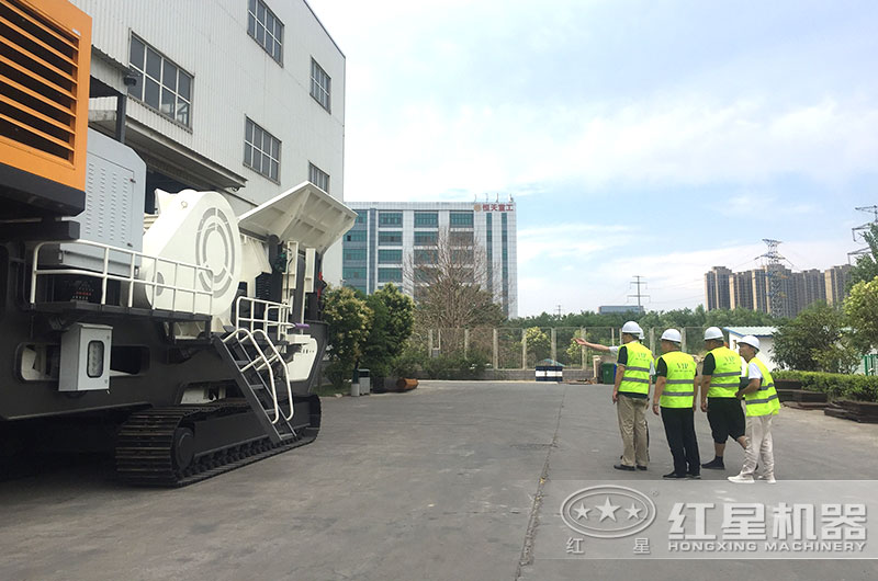 經(jīng)理陪同客戶到廠區(qū)考察 經(jīng)理陪同客戶到廠區(qū)考察