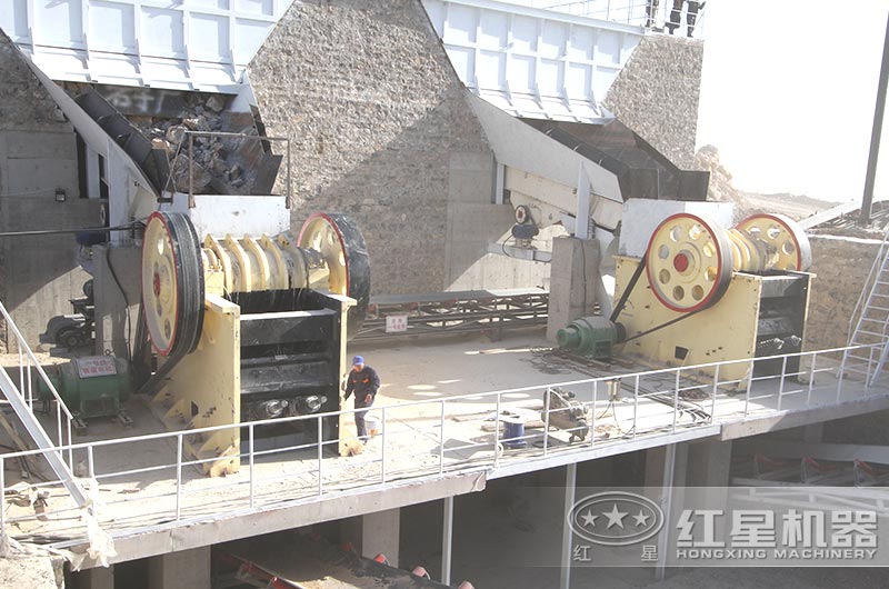 每小時(shí)500噸大型破碎機(jī)作業(yè)現(xiàn)場(chǎng)圖 每小時(shí)500噸大型破碎機(jī)作業(yè)現(xiàn)場(chǎng)圖