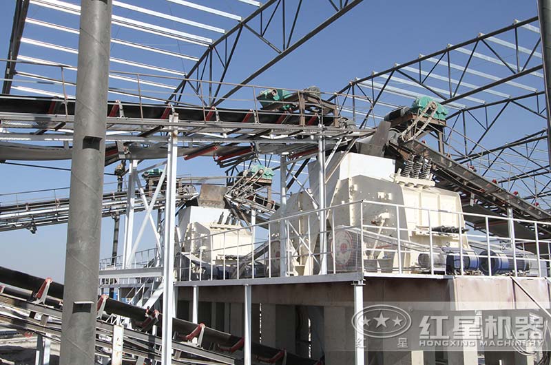 大型反擊式破碎機(jī)工作現(xiàn)場 大型反擊式破碎機(jī)工作現(xiàn)場