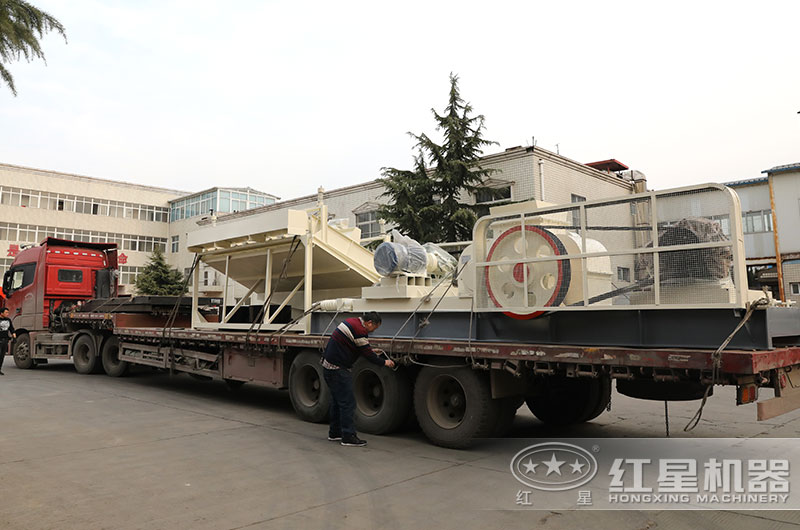 對輥破碎機(jī)發(fā)往客戶現(xiàn)場 對輥破碎機(jī)發(fā)往客戶現(xiàn)場