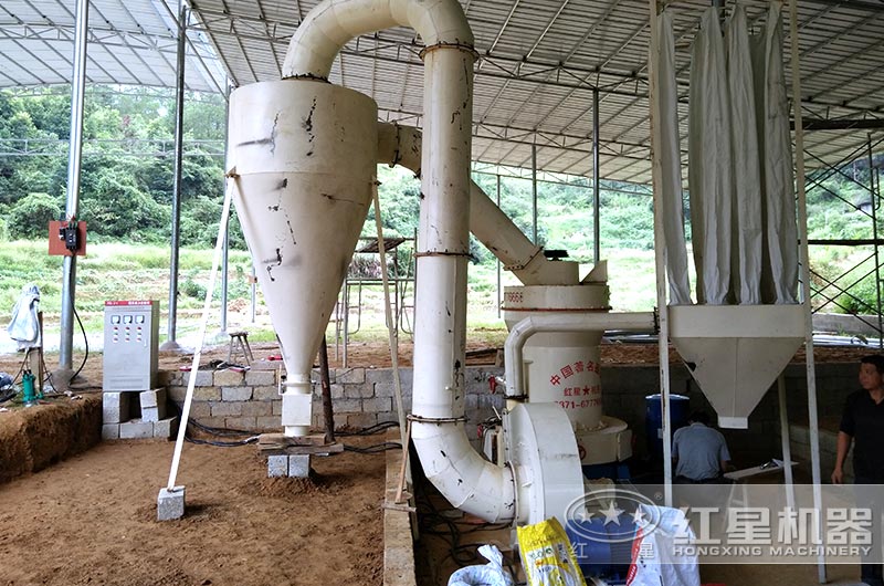 鋁礬土微粉磨粉機(jī)生產(chǎn)現(xiàn)場(chǎng)圖片 鋁礬土微粉磨粉機(jī)生產(chǎn)現(xiàn)場(chǎng)圖片