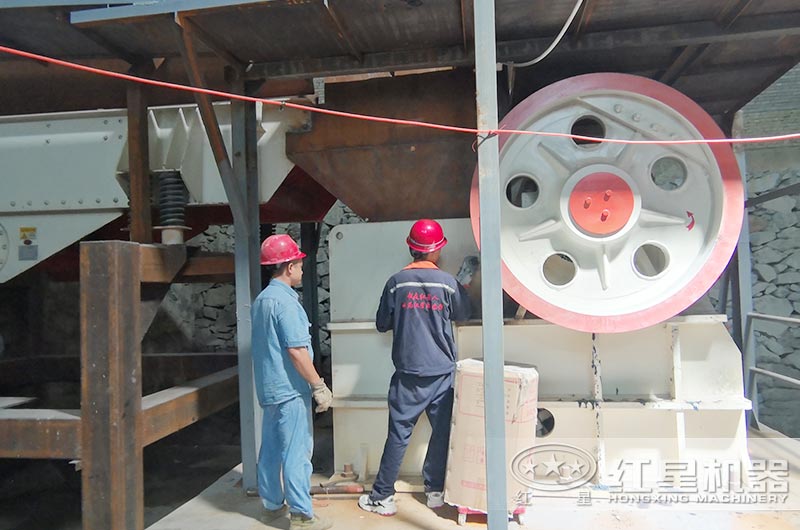 大型顎式破碎機(jī)作業(yè)現(xiàn)場 大型顎式破碎機(jī)作業(yè)現(xiàn)場