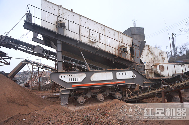 移動(dòng)式反擊式破碎機(jī)作業(yè)現(xiàn)場(chǎng) 移動(dòng)式反擊式破碎機(jī)作業(yè)現(xiàn)場(chǎng)