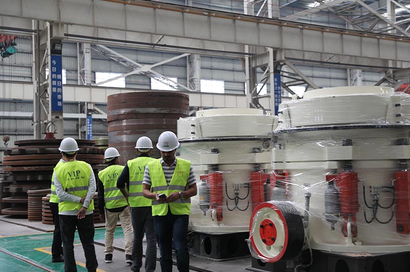 客戶來廠考察花崗巖破碎機設備 客戶來廠考察花崗巖破碎機設備