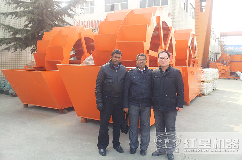 國(guó)外客戶來廠考察大型洗砂機(jī)設(shè)備和商談合作