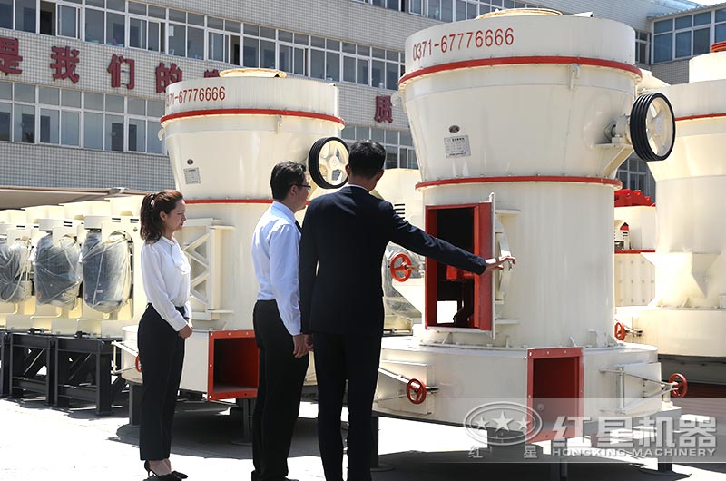 設備經理帶客戶參觀 設備經理帶客戶參觀