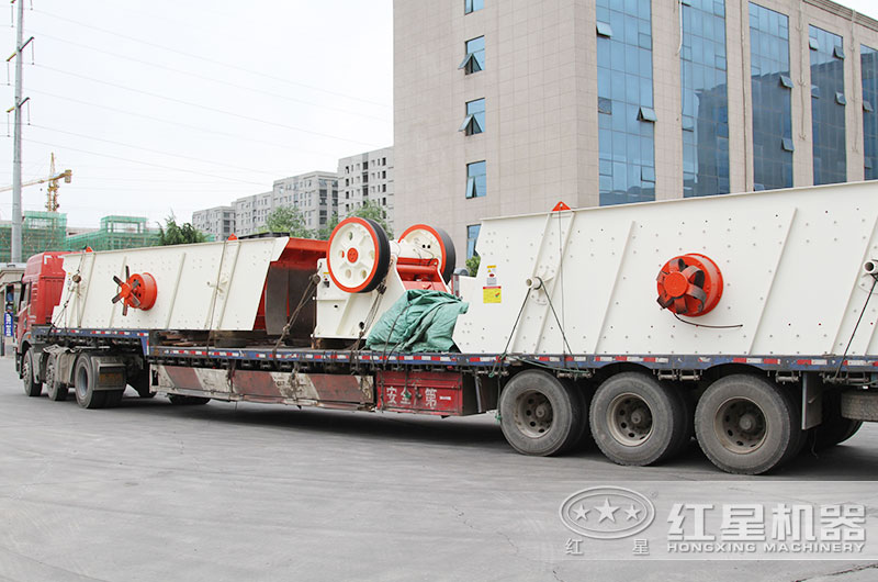 紅星成套打石頭機(jī)器裝車發(fā)貨現(xiàn)場 紅星成套打石頭機(jī)器裝車發(fā)貨現(xiàn)場