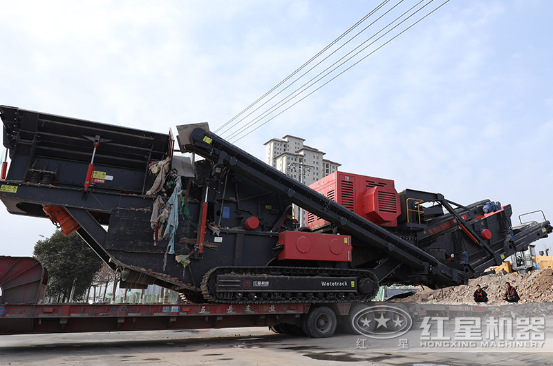 移動破碎站轉場作業中 移動破碎站轉場作業中