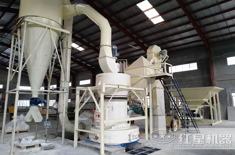 小型高嶺土磨粉作業(yè)現(xiàn)場 小型高嶺土磨粉作業(yè)現(xiàn)場