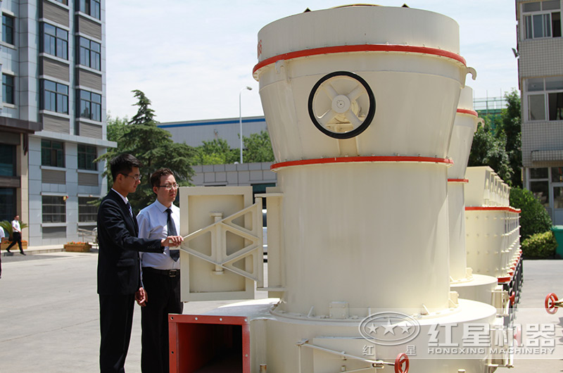 客戶來廠考察雷蒙磨粉機 客戶來廠考察雷蒙磨粉機