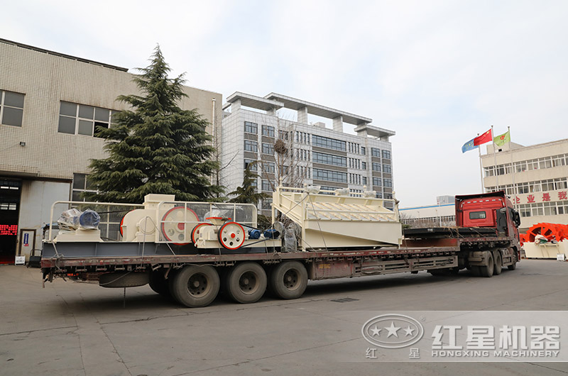 瓜米石對輥制砂機裝車發(fā)貨現(xiàn)場 瓜米石對輥制砂機裝車發(fā)貨現(xiàn)場