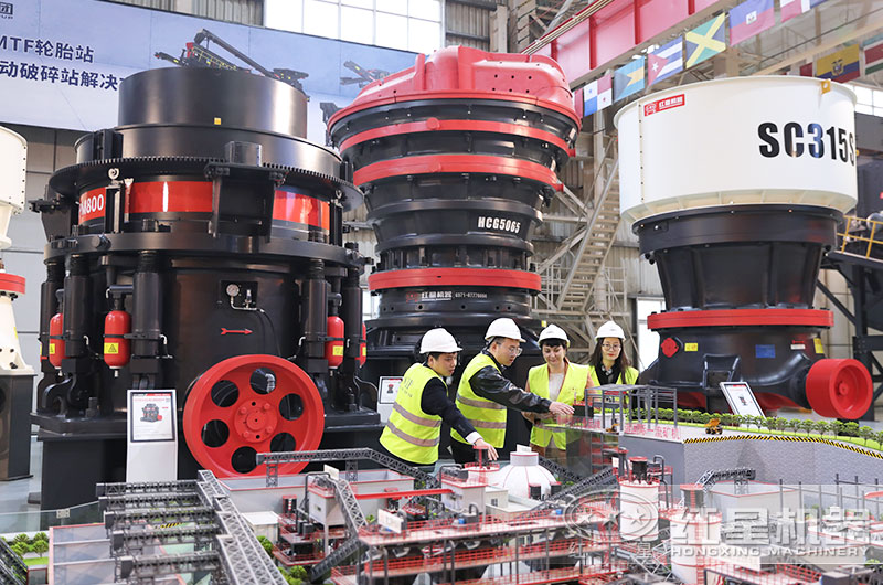 客戶來廠考察旋回破碎機(jī)設(shè)備 客戶來廠考察旋回破碎機(jī)設(shè)備